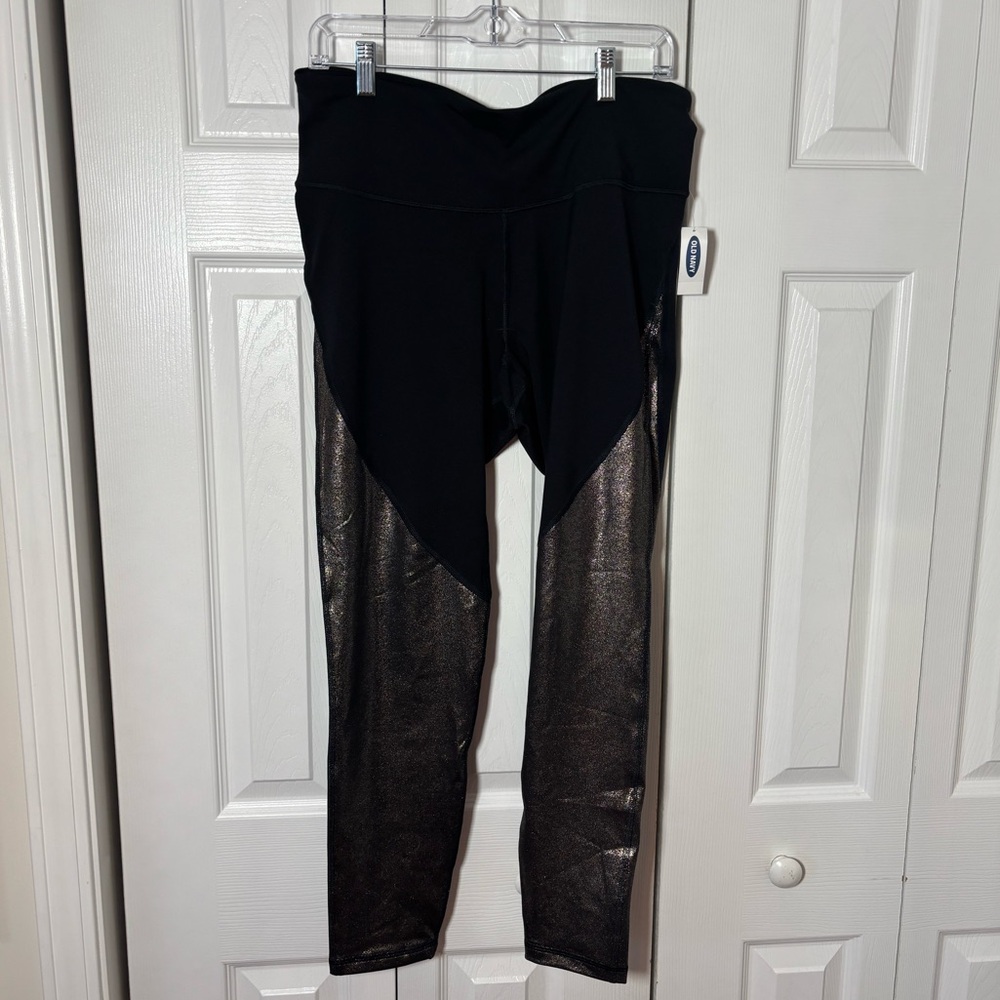 NWT !! Women’s Old Navy Black Active Leggings with Metallic Foil Leg Accents- XL